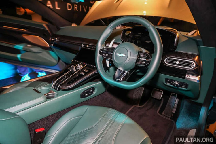 Ngoài ra, chủ sở hữu còn có thể cá nhân hóa nhiều chi tiết ngoại thất và nội thất với nhiều màu sắc, chất liệu khác nhau thông qua bộ phận đặc biệt Q by Aston Martin.