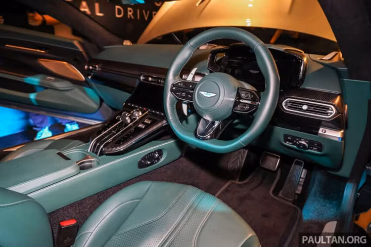 Ngoài ra, chủ sở hữu còn có thể cá nhân hóa nhiều chi tiết ngoại thất và nội thất với nhiều màu sắc, chất liệu khác nhau thông qua bộ phận đặc biệt Q by Aston Martin.