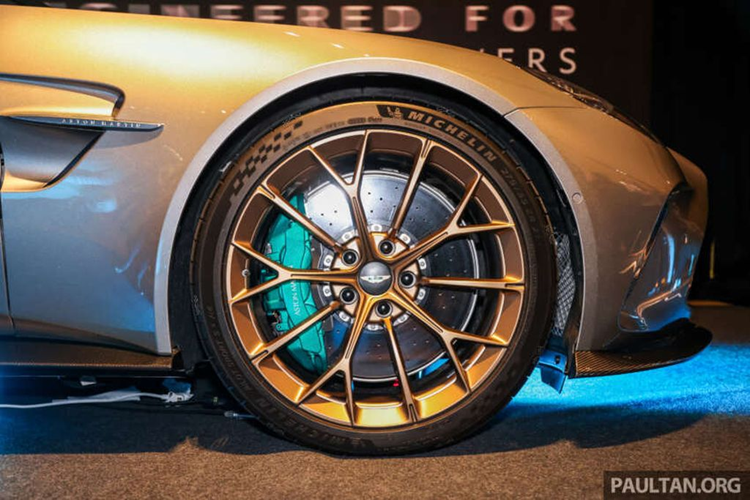 Aston Martin Vantage 2024 được trang bị mâm xe hợp kim kích thước 21 inch bọc trong lốp Michelin Pilot Sport 5 S đặt riêng có kích thước 275/35 ở phía trước và 325/30 ở phía sau. Đĩa phanh bằng gang là trang bị tiêu chuẩn trong khi phanh gốm carbon là tùy chọn bổ sung.
