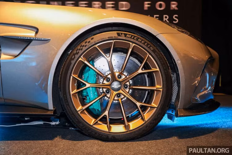 Aston Martin Vantage 2024 được trang bị mâm xe hợp kim kích thước 21 inch bọc trong lốp Michelin Pilot Sport 5 S đặt riêng có kích thước 275/35 ở phía trước và 325/30 ở phía sau. Đĩa phanh bằng gang là trang bị tiêu chuẩn trong khi phanh gốm carbon là tùy chọn bổ sung.