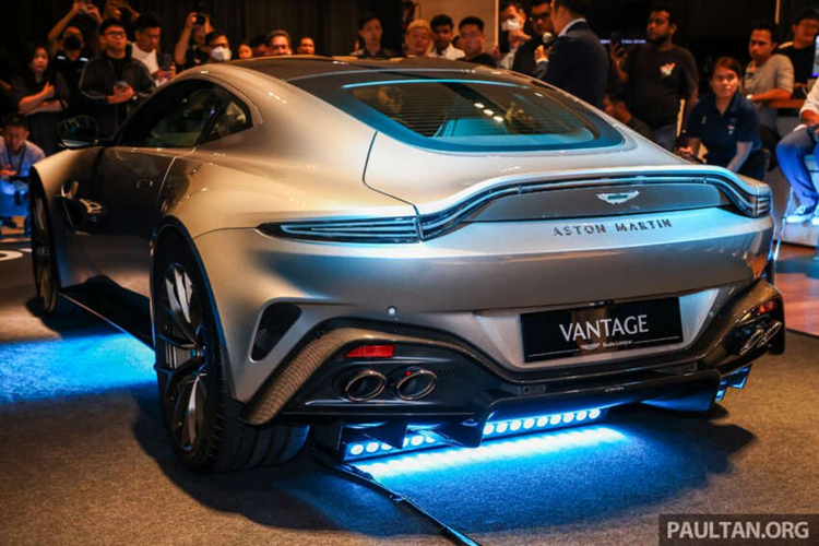 Aston Martin cho biết thân xe có thanh ngang phía trước và thanh giằng động cơ được tối ưu hóa để phần đầu xe cứng hơn, trong khi tháp treo phía sau được gia cố giúp tăng độ cứng 29% khi chịu tải vào cua.