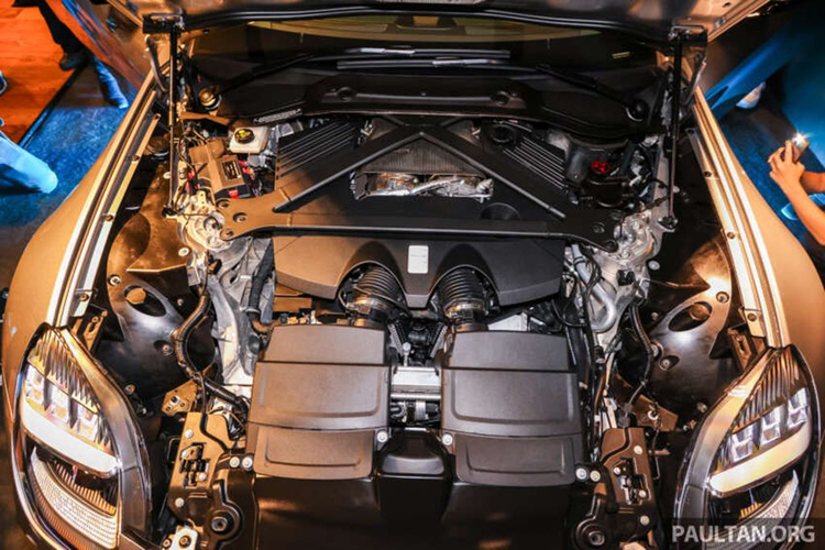 Cung cấp sức mạnh cho Aston Martin Vantage 2024 là động cơ V8 tăng áp kép 4.0 lít được nâng cấp kỹ lưỡng, sản sinh công suất lên đến 665 mã lực và mô-men xoắn 800 Nm, tăng 155 mã lực và 115 Nm so với phiên bản cũ.