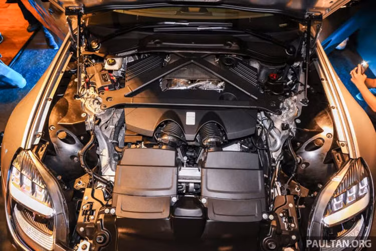 Cung cấp sức mạnh cho Aston Martin Vantage 2024 là động cơ V8 tăng áp kép 4.0 lít được nâng cấp kỹ lưỡng, sản sinh công suất lên đến 665 mã lực và mô-men xoắn 800 Nm, tăng 155 mã lực và 115 Nm so với phiên bản cũ.