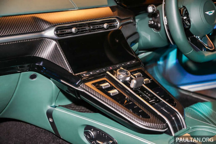 Người dùng có thể điều chỉnh và tương tác các tính năng của xe thông qua ứng dụng Aston Martin mới, hỗ trợ hệ điều hành iOS lẫn Android.