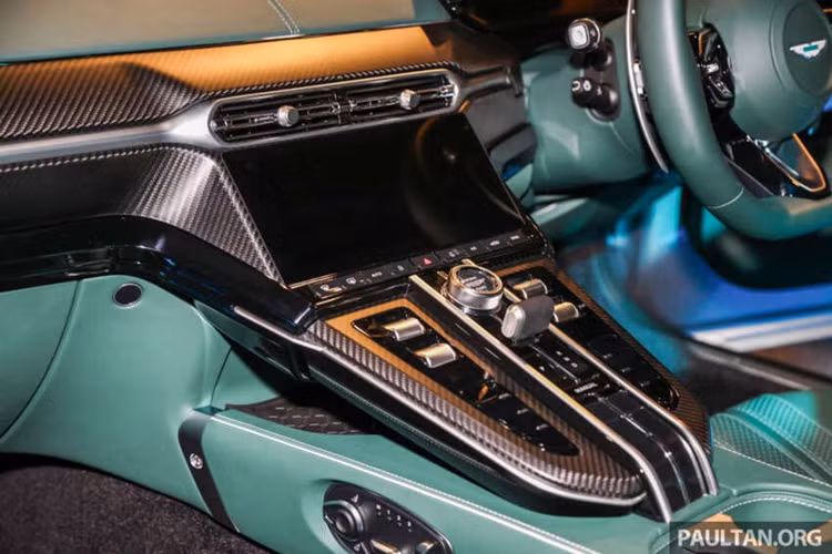 Người dùng có thể điều chỉnh và tương tác các tính năng của xe thông qua ứng dụng Aston Martin mới, hỗ trợ hệ điều hành iOS lẫn Android.