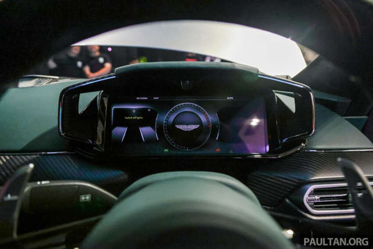 Aston Martin Vantage 2024 được trang bị hệ thống âm thanh 11 loa, công suất 390 watt là tiêu chuẩn trong khi hệ thống 15 loa, công suất 1.170 watt của Bowers &amp; Wilkins là tùy chọn.