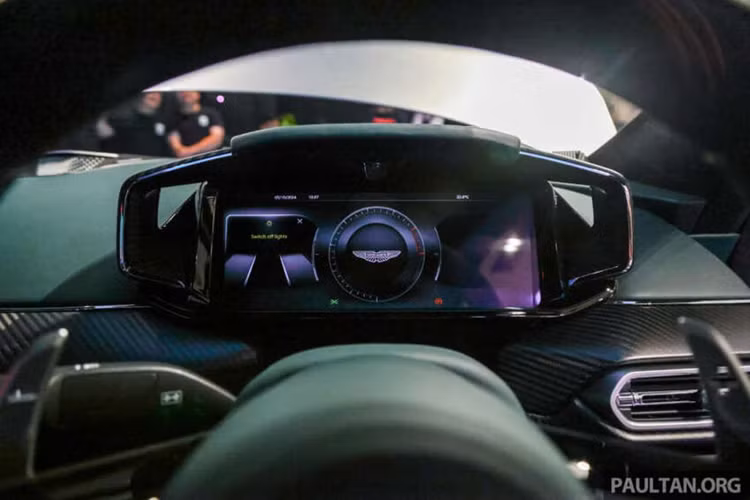 Aston Martin Vantage 2024 được trang bị hệ thống âm thanh 11 loa, công suất 390 watt là tiêu chuẩn trong khi hệ thống 15 loa, công suất 1.170 watt của Bowers &amp; Wilkins là tùy chọn.