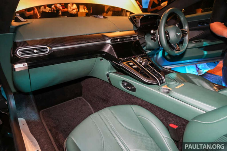 Tượng tự Aston Martin DB12, Vantage 2024 cũng nhận được những thay đổi về nội thất. Bảng điều khiển đã được nâng cấp với hệ thống thông tin giải trí 10,25 inch mới được bổ sung nhiều nút bấm và công tắc vật lý.