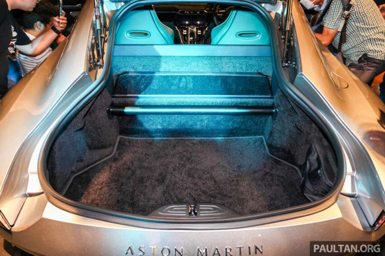 Kết hợp với khối động cơ mạnh mẽ này là hộp số tự động ZF 8 cấp quen thuộc và hệ dẫn động bánh sau. Nhờ đó, xe có thể tăng tốc từ 0 - 96 km/h trong 3,4 giây với tốc độ tối đa 325 km/h.