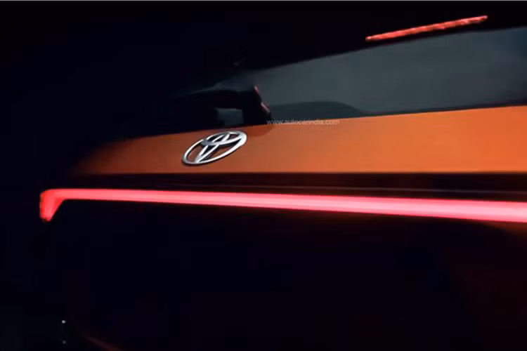 Thay đổi tiếp theo của Toyota Urban Cruiser Taisor nằm ở cản trước, cản sau và vành la-zăng. Phía sau mẫu SUV cỡ nhỏ này cũng có dải đèn mỏng nằm vắt ngang đuôi xe, tương tự Suzuki Fronx. Hiện Toyota chưa hé lộ thiết kế nội thất của Urban Cruiser Taisor mới. Theo dự đoán, nội thất của xe sẽ được điều chỉnh nhẹ ở màu sắc và chất liệu để tạo sự khác biệt với Suzuki Fronx.