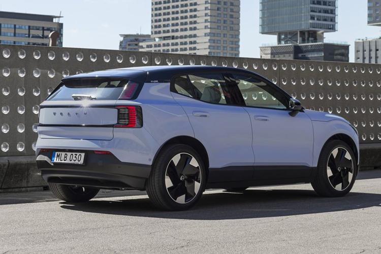 Tác động của thuế quan mới không phải là vấn đề duy nhất mà mẫu xe EX30 của Volvo gặp phải trong tháng này. Hai tuần trước, Volvo tiết lộ rằng mọi chiếc EX30 đều bị thu hồi do một lỗi phần mềm có thể khiến đồng hồ tốc độ xe không hoạt động.