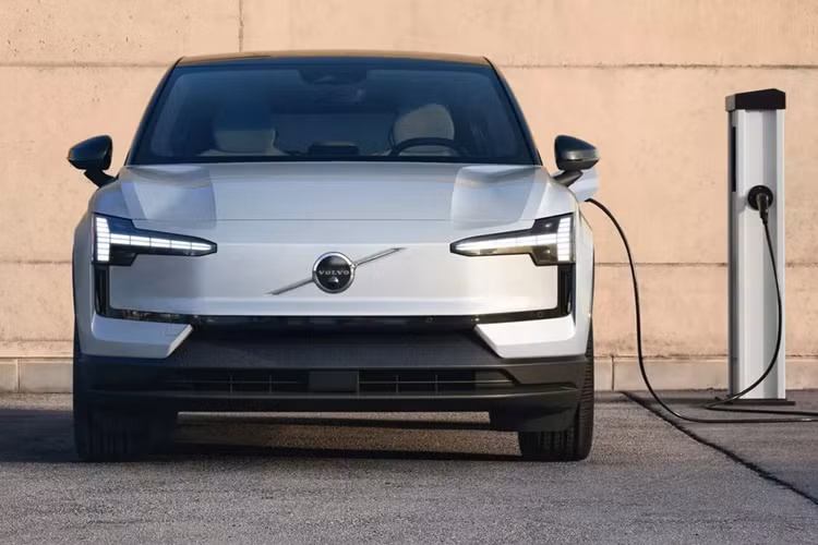 Tổng thống Mỹ Joe Biden đã đánh thuế xe điện nhập khẩu từ Trung Quốc lên 100%, trong khi trước đó là 25%. Điều này khiến việc nhập khẩu xe từ Trung Quốc vào Mỹ không còn hợp lý đối với nhiều thương hiệu và Volvo là hãng xe đầu tiên phải áp dụng mức thuế mới.