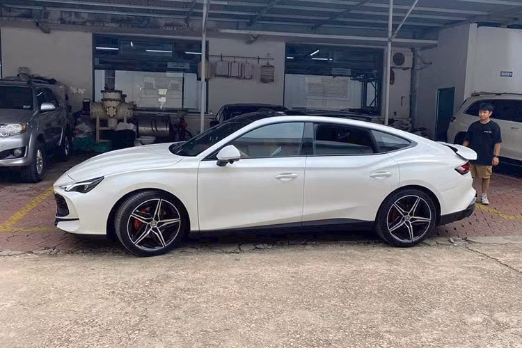 Phía đuôi xe gây ấn tượng với cụm đèn hậu LED nối liền, cánh gió đuôi nhỏ tích hợp vào nắp cốp sau và 4 ống xả hình bầu dục chia đều sang 2 bên. Phiên bản cao cấp nhất sẽ có thêm logo màu đen trên sườn xe, cánh gió đuôi chủ động và màu sơn ngoại thất độc quyền.