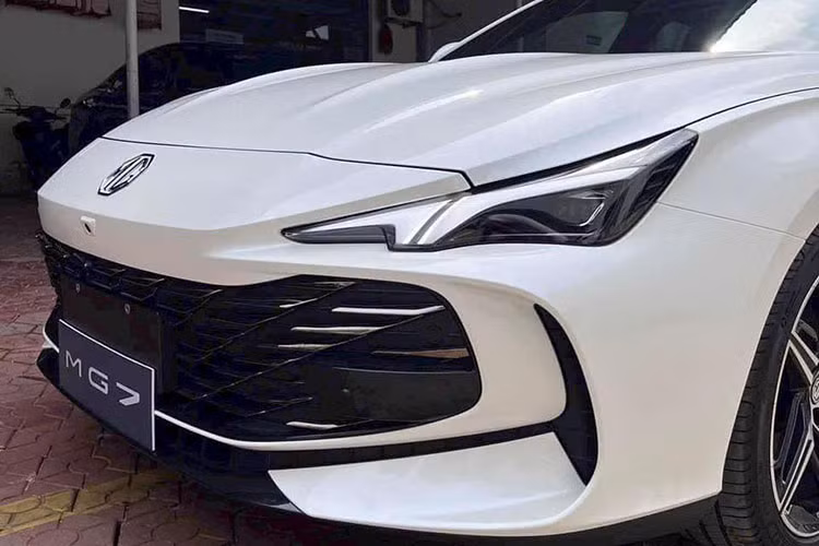 Về ngoại hình, phần đầu xe MG7 gây ấn tượng với cụm đèn pha kiểu tam giác sắc cạnh được trang bị dải đèn LED đôi phía bên trong, đi kèm hốc thông gió hai bên yếm trước giúp tăng thêm phần thể thao. Tùy cấu hình mà xe sẽ được trang bị bộ mâm loại 18 inch hoặc 19 inch, kèm lốp 225/50 hoặc 245/40.