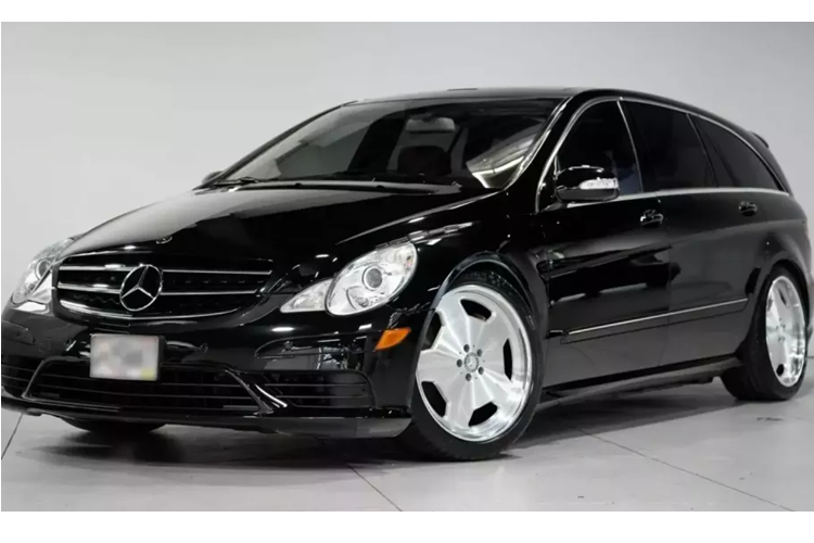 Nó có sáu chỗ ngồi với tất cả sự sang trọng mà bạn mong đợi từ một chiếc Mercedes -Benz cao cấp, truyền sức mạnh đến cả bốn bánh xe và có thể là một trong những biểu hiện thuần túy nhất của một "người ngủ" trên bốn bánh xe.