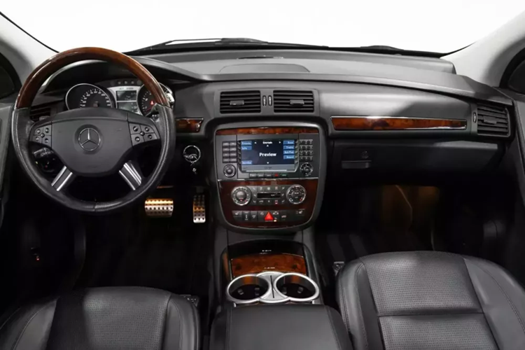 Một trong những chiếc "kỳ lân" này gần đây đã xuất hiện trong một cuộc đấu giá, và điều đó thật thú vị vì mẫu xe này cực kỳ hiếm. Mercedes chỉ sản xuất 200 chiếc cho toàn thế giới, khiến nó không chỉ là chiếc xe hiếm nhất trong dòng xe R-Class mà còn là một trong những mẫu xe Mercedes-Benz R36 AMG hiếm nhất từng được sản xuất.