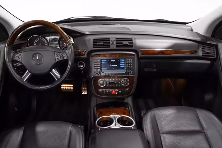 Một trong những chiếc "kỳ lân" này gần đây đã xuất hiện trong một cuộc đấu giá, và điều đó thật thú vị vì mẫu xe này cực kỳ hiếm. Mercedes chỉ sản xuất 200 chiếc cho toàn thế giới, khiến nó không chỉ là chiếc xe hiếm nhất trong dòng xe R-Class mà còn là một trong những mẫu xe Mercedes-Benz R36 AMG hiếm nhất từng được sản xuất.