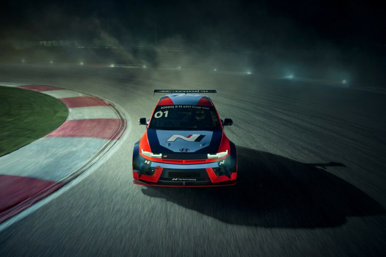 Mẫu xe cũng được trang bị hệ thống phanh sáu piston mới phía trước và cùm phanh sau bốn piston. Xe được trang bị bộ mâm 18 inch được thiết kế riêng đi kèm với bộ lốp trơn 18 inch để cải thiện cho xe có độ bám tối đa.