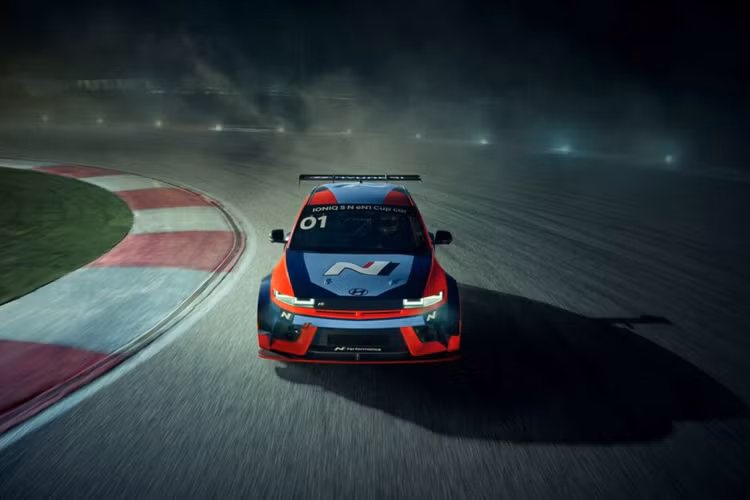 Mẫu xe cũng được trang bị hệ thống phanh sáu piston mới phía trước và cùm phanh sau bốn piston. Xe được trang bị bộ mâm 18 inch được thiết kế riêng đi kèm với bộ lốp trơn 18 inch để cải thiện cho xe có độ bám tối đa.