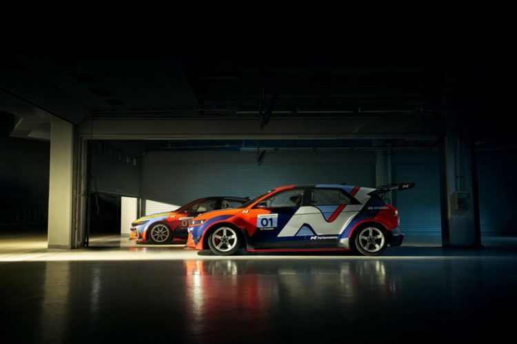 Mẫu xe điện Hyundai Ioniq 5 N eN1 Cup Car được trang bị nền tảng E-GMP của Hyundai và xe được trang bị bộ pin 84 kWh với kiến trúc điện 800 volt. Động cơ này cung cấp năng lượng cho động cơ phía trước có công suất 222 mã lực và động cơ phía sau có công suất 378 mã lực, tạo ra tổng công suất 641 mã lực.