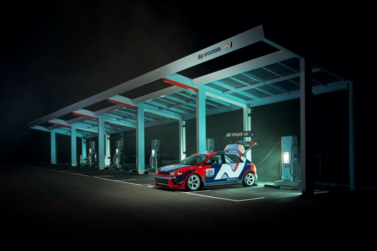 Chiếc xe đua điện độc đáo này thể hiện công nghệ tiên tiến và niềm đam mê của chúng tôi trong việc vượt qua ranh giới những gì xe điện có thể đạt được trên đường đua.”