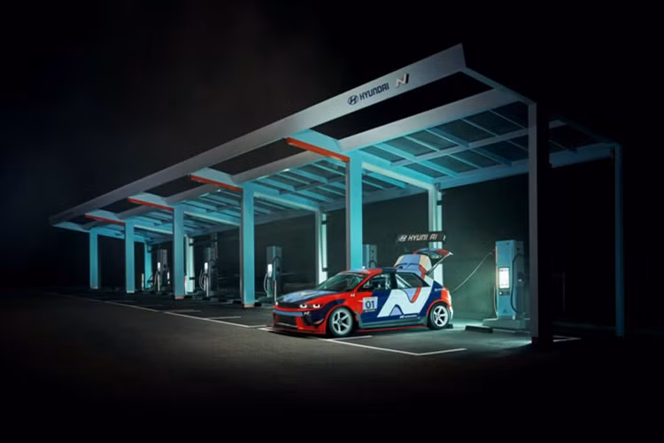 Chiếc xe đua điện độc đáo này thể hiện công nghệ tiên tiến và niềm đam mê của chúng tôi trong việc vượt qua ranh giới những gì xe điện có thể đạt được trên đường đua.”