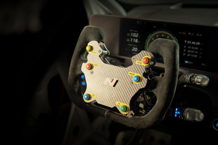 Xe đua còn có khả năng sạc từ 10 đến mức 80% chỉ trong vòng 18 phút. Mặc dù hệ thống truyền động vẫn giữ nguyên nhưng Hyundai đã trang bị cho Ioiq 5 N eN1 Cup Car bộ giảm chấn có thể điều chỉnh hai chiều riêng biệt, có thể điều chỉnh độ chụm bánh xe và thay đổi chiều cao xe.