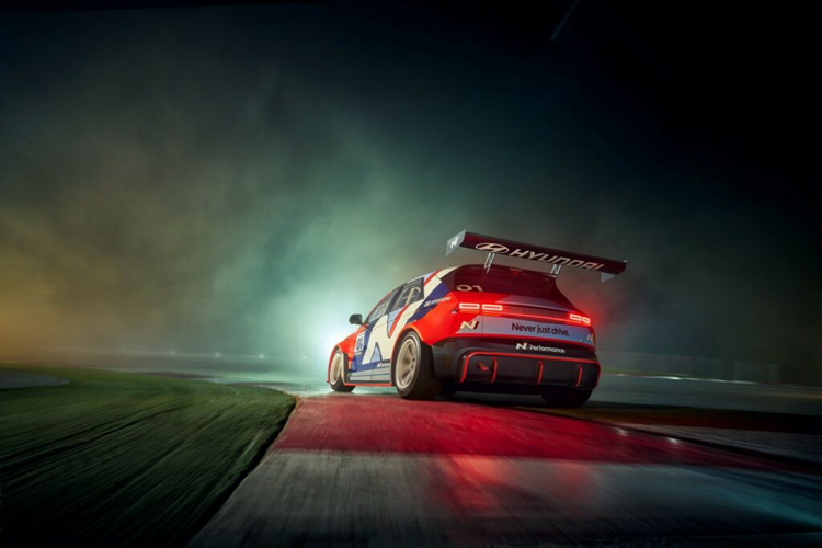 Phó chủ tịch kiêm người đứng đầu bộ phận N Brand &amp; Marketing tại Hyundai Till Wartenberg cho biết: “Chúng tôi vô cùng tự hào khi ra mắt xe đua IONIQ 5 N eN1 Cup, thể hiện cam kết của chúng tôi đối với mục tiêu phát triển bền vững trong cả những giải đua.