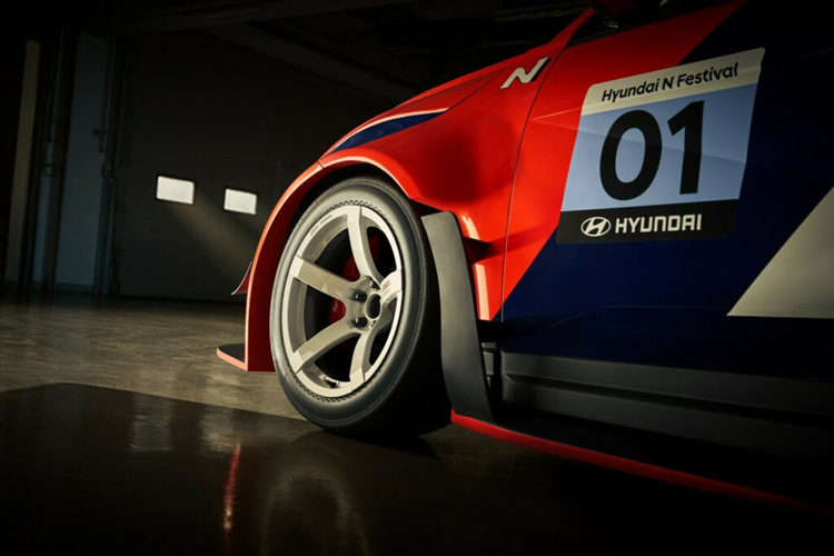 Khí động học cũng đã được thay đổi đáng kể nhằm tăng hiệu quả vận hành cho xe trên đường đua. Xe được trang bị bộ vè ốp hóc bánh xe mới, cản trước được thiết kế mở rộng cùng hốc gió lớn kết hợp với cánh gió sau. Mui xe cũng được làm từ vật liệu FRP và cửa sổ được làm bằng vật liệu polycarbonate.