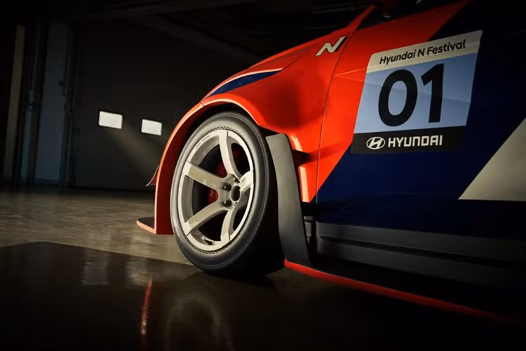 Khí động học cũng đã được thay đổi đáng kể nhằm tăng hiệu quả vận hành cho xe trên đường đua. Xe được trang bị bộ vè ốp hóc bánh xe mới, cản trước được thiết kế mở rộng cùng hốc gió lớn kết hợp với cánh gió sau. Mui xe cũng được làm từ vật liệu FRP và cửa sổ được làm bằng vật liệu polycarbonate.