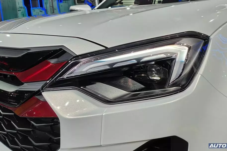 Cả 2 phiên bản của Isuzu D-Max X-Series 2024 tại Thái Lan đều có cả cấu hình 2 cửa và 4 cửa. Hai phiên bản có những chi tiết ngoại thất mới như lưới tản nhiệt, đèn pha và đèn hậu. Lưới tản nhiệt của Isuzu D-Max X-Series 2024 được sơn màu tối với 2 nẹp nằm ngang màu đỏ làm điểm nhấn.