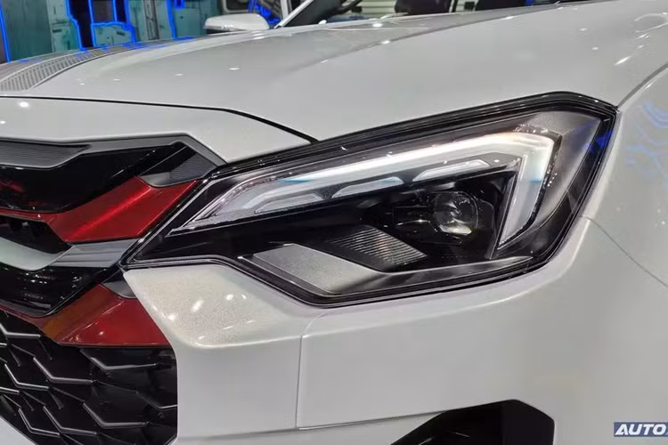 Cả 2 phiên bản của Isuzu D-Max X-Series 2024 tại Thái Lan đều có cả cấu hình 2 cửa và 4 cửa. Hai phiên bản có những chi tiết ngoại thất mới như lưới tản nhiệt, đèn pha và đèn hậu. Lưới tản nhiệt của Isuzu D-Max X-Series 2024 được sơn màu tối với 2 nẹp nằm ngang màu đỏ làm điểm nhấn.