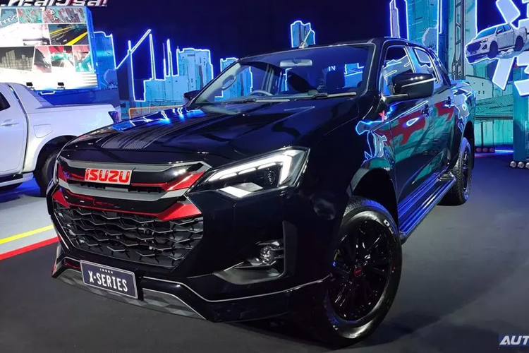 Phiên bản này tạo sự khác biệt bằng cánh lướt gió trước, bên sườn và phía sau, mang đến diện mạo độc đáo cho mẫu xe này trong phân khúc xe bán tải. Bộ vành la-zăng của xe có đường kính 16 inch và sơn màu đen bóng. Trong khi đó, phiên bản Hi-Lander được trang bị thanh thể thao tích hợp vào thùng sau và vành la-zăng 18 inch sơn màu đen bóng.