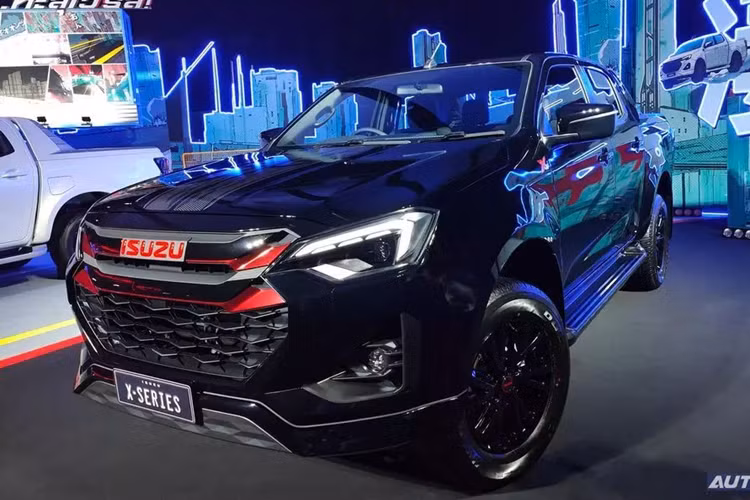 Phiên bản này tạo sự khác biệt bằng cánh lướt gió trước, bên sườn và phía sau, mang đến diện mạo độc đáo cho mẫu xe này trong phân khúc xe bán tải. Bộ vành la-zăng của xe có đường kính 16 inch và sơn màu đen bóng. Trong khi đó, phiên bản Hi-Lander được trang bị thanh thể thao tích hợp vào thùng sau và vành la-zăng 18 inch sơn màu đen bóng.