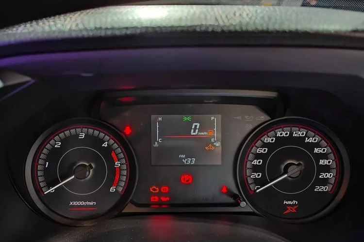 Trang bị an toàn của Isuzu D-Max X-Series 2024 khá cơ bản với 2 túi khí, hệ thống chống bó cứng phanh ABS, phân bổ lực phanh điện tử, trợ lực phanh BA, cân bằng điện tử, hỗ trợ khởi hành ngang dốc, kiểm soát hành trình, hỗ trợ xuống dốc và tự động khóa cửa khi chìa khóa ra khỏi vùng cảm biến.