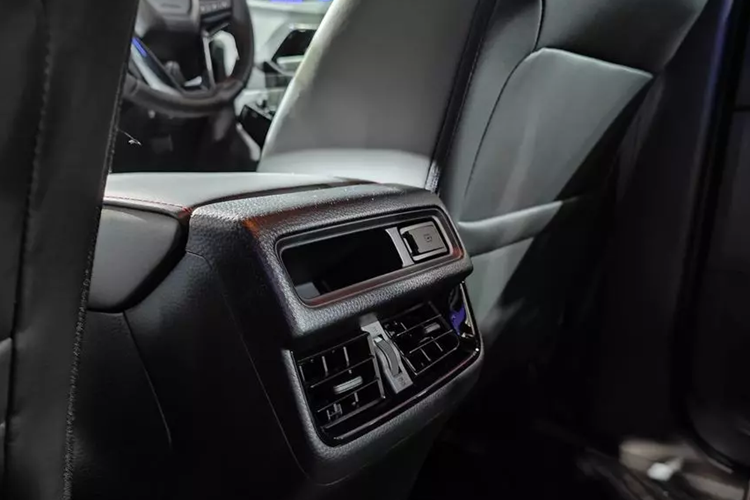 Trong năm 2023, Isuzu D-Max tiếp tục là mẫu xe bán tải bán chạy nhất tại thị trường Thái Lan với doanh số lên đến 115.499 chiếc, bỏ xa đối thủ Toyota Hilux (106.601 xe), Ford Ranger (24.424 xe) và Mitsubishi Triton (12.973 xe).