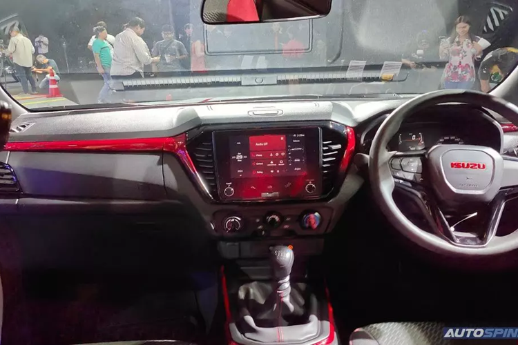 Bên trong phiên bản Speed là không gian nội thất cũng đậm chất thể thao với sự kết hợp của hai tông màu đen - đỏ tương phản. Ghế của phiên bản Speed được bọc nỉ với logo "X" màu đỏ. Với phiên bản Hi-Lander, nội thất của xe bán tải Isuzu D-Max X-Series 2024 được bọc da màu đen - xám sang trọng hơn.