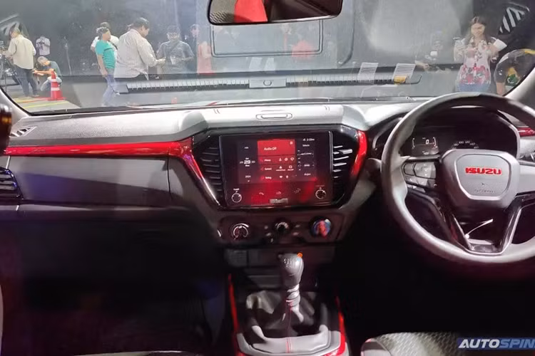 Bên trong phiên bản Speed là không gian nội thất cũng đậm chất thể thao với sự kết hợp của hai tông màu đen - đỏ tương phản. Ghế của phiên bản Speed được bọc nỉ với logo "X" màu đỏ. Với phiên bản Hi-Lander, nội thất của xe bán tải Isuzu D-Max X-Series 2024 được bọc da màu đen - xám sang trọng hơn.