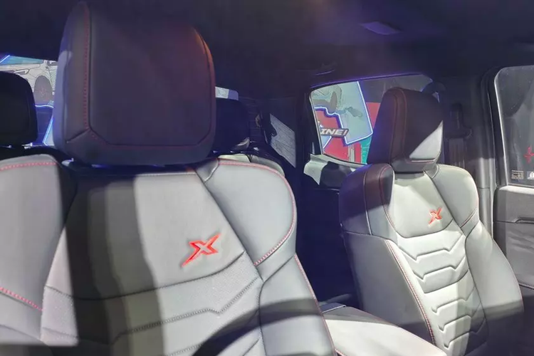 Phiên bản Speed dùng bảng đồng hồ theo phong cách xe đua trong khi phiên bản Hi-Lander được trang bị bảng đồng hồ với màn hình đa thông tin 7 inch mới. Ngoài ra, bản Hi-Lander số tự động còn có lẫy chuyển số thể thao sau vô lăng.