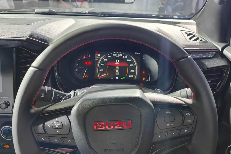 Nằm bên dưới nắp ca-pô của Isuzu D-Max X-Series 2024 vẫn là động cơ diesel 4 xi-lanh, tăng áp, dung tích 1.9L quen thuộc. Động cơ này tạo ra công suất tối đa 150 mã lực tại tua máy 3.600 vòng/phút và mô-men xoắn cực đại 350 Nm tại tua máy từ 1.800 - 2.600 vòng/phút. Động cơ kết hợp với hộp số sàn 6 cấp hoặc tự động 6 cấp.