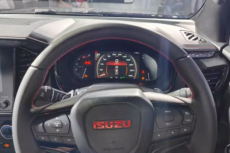 Nằm bên dưới nắp ca-pô của Isuzu D-Max X-Series 2024 vẫn là động cơ diesel 4 xi-lanh, tăng áp, dung tích 1.9L quen thuộc. Động cơ này tạo ra công suất tối đa 150 mã lực tại tua máy 3.600 vòng/phút và mô-men xoắn cực đại 350 Nm tại tua máy từ 1.800 - 2.600 vòng/phút. Động cơ kết hợp với hộp số sàn 6 cấp hoặc tự động 6 cấp.