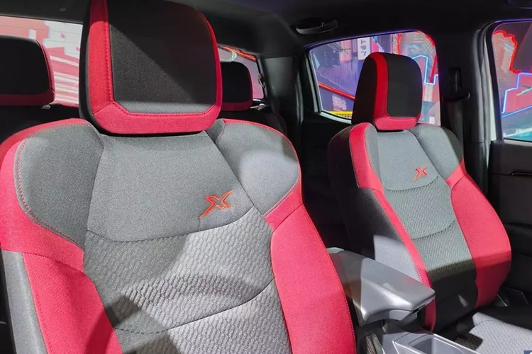 Ghế của bản Hi-Lander có công nghệ làm mát Coolmax và đi kèm chỉ khâu đỏ. Cả hai phiên bản của mẫu xe bán tải này đều có màn hình cảm ứng trung tâm 8 inch mới, hỗ trợ Android Auto/Apple CarPlay không dây.