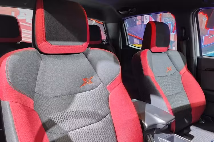 Ghế của bản Hi-Lander có công nghệ làm mát Coolmax và đi kèm chỉ khâu đỏ. Cả hai phiên bản của mẫu xe bán tải này đều có màn hình cảm ứng trung tâm 8 inch mới, hỗ trợ Android Auto/Apple CarPlay không dây.