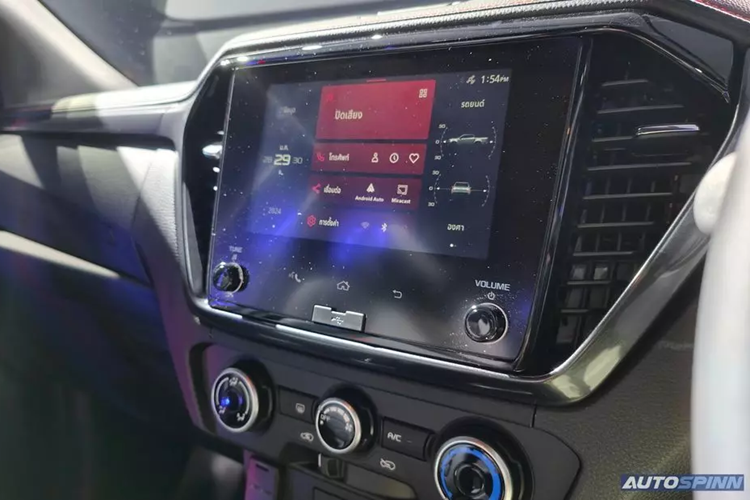 Những trang bị nội thất còn lại của Isuzu D-Max X-Series 2024 phiên bản Speed gồm có hệ thống âm thanh 6 loa, lọc không khí PM2.5, cửa gió điều hòa dành cho hàng ghế sau (cấu hình 4 cửa) và nguồn điện 12V. Phiên bản Hi-Lander được trang bị hệ thống âm thanh 8 loa ở cấu hình 4 cửa.