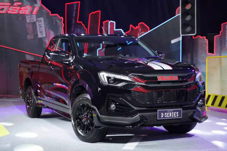 Tiếp đến là 2 vạch sơn chạy dọc trên nắp ca-pô và cửa thùng sau theo phong cách thường thấy của xe đua. Trên chắn bùn trước và cửa cốp sau đều có logo "X" màu đỏ. Theo hãng Isuzu, phiên bản Speed được thiết kế theo hơi hướng thể thao, mang phong cách của xe đua đường phố.