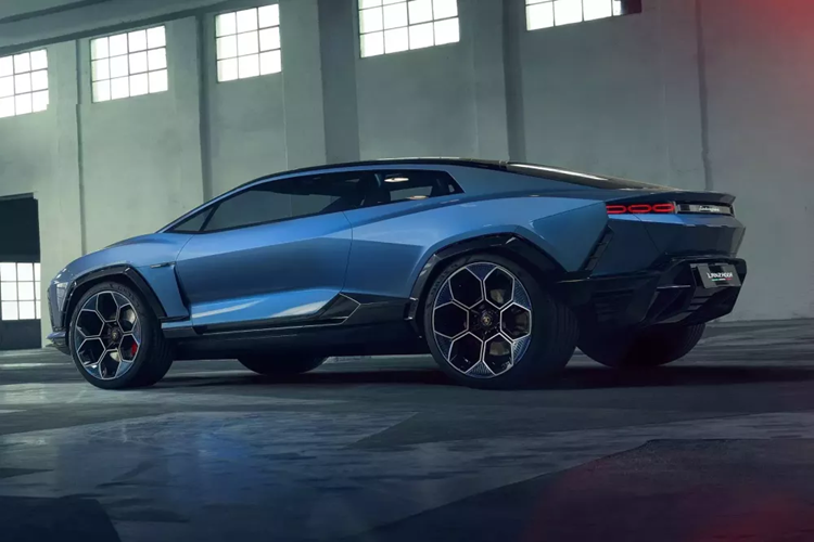 Giờ đây, theo các báo cáo mới nhất, hãng xe Ý đã đẩy mốc thời gian đó lên năm 2029. Siêu xe Lamborghini Lanzador giống như một chiếc Espada của thế kỷ 21. Nó có 4 chỗ ngồi, hai cửa và không hề có ý định trở thành một vũ khí đường đua, mà trải nghiệm nhiều hơn trên đường phố.