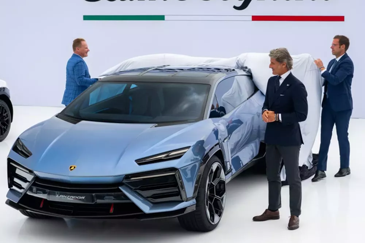 Vào tháng 11, CEO Stephan Winkelmann đã nói rõ rằng Lamborghini đang chơi trò chơi dài hạn. “Chúng tôi có đủ thời gian để quyết định xem chúng tôi có cần đẩy nhanh hay trì hoãn việc giới thiệu xe điện hay không”, ông tuyên bố.