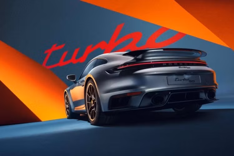 Khu vực nắp động cơ, nắp bình nhiên liệu và logo của Porsche 911 Turbo đặc biệt 50 Years còn sở hữu màu sơn độc quyền mang tên ‘Turbonite’ khá ấn tượng.