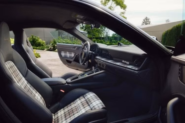 Về nội thất, bên trong khoang cabin của xe nổi bật với họa tiết caro cùng logo “Turbo 50” xuất hiện tại nhiều vị trí như bệ cửa, tựa đầu… Điểm đáng chú ý trong nội thất của xe là chiếc đồng hồ đặc biệt làm điểm nhấn trên đỉnh táp-lô.