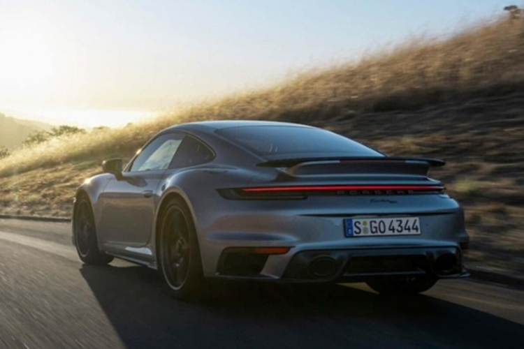 Được biết, mức giá xe Porsche 911 Turbo 50 Years khởi điểm là 261.100 USD (khoảng 6,52 tỷ đồng). Nếu khách hàng lựa chọn gói tùy chọn Heritage Design sẽ phải chi thêm một khoản tiền không nhỏ nữa.